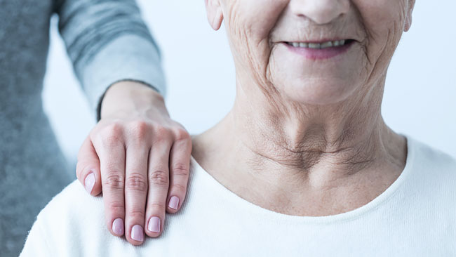 Cómo cuidar y tratar a una persona mayor con demencia o Alzheimer