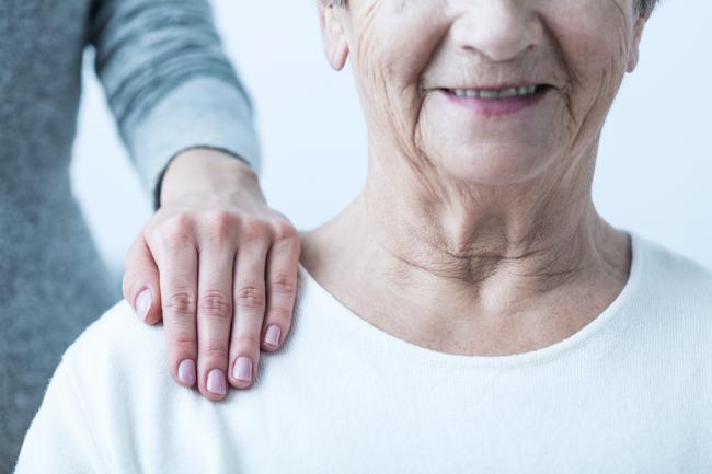 Cómo cuidar y tratar a una persona mayor con demencia